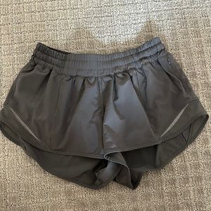 Lululemon Hotty Hot Low-Rise Lined Short 2.5”